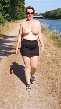 Marche Torse Nu Le Long Du Canal
