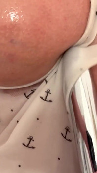 Geolied mijn bigtits en doorboorde tepels en masturbeert met zilveren vibrator