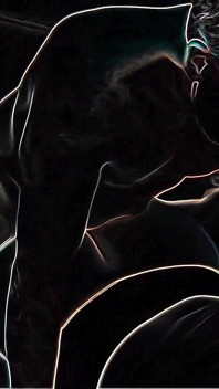 Tirando i capelli a pecorina in una notte neon