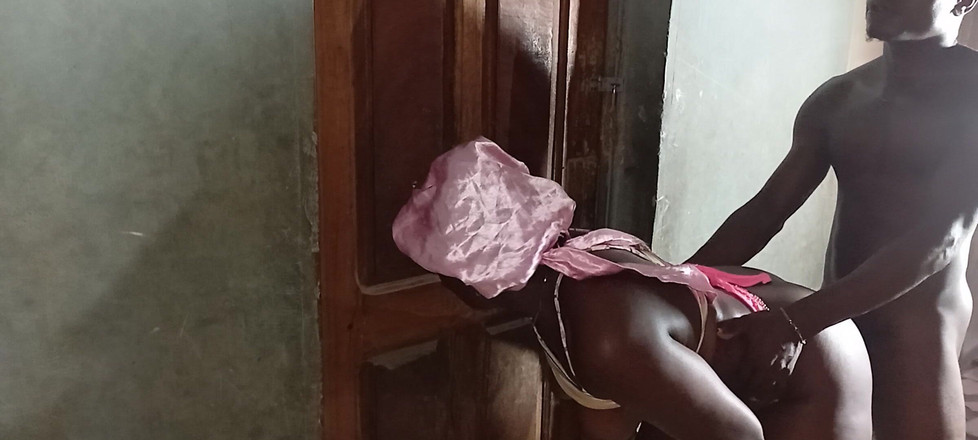 Creamyshuga: 当每个人都出去时，他操了他的继妹