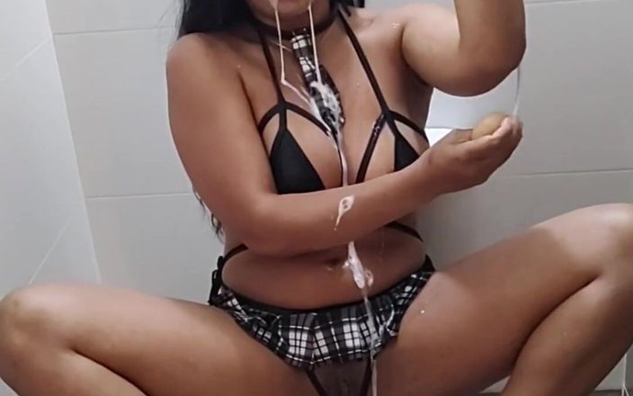Anabel 693: いたずらな学生がバスルームで彼女の喉をファック