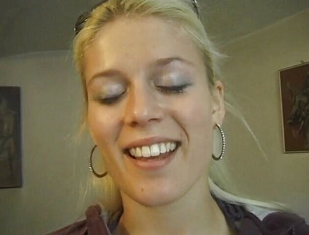 Flash Model Amateurs: Amatör tonåring får fitta slickad och fingrar