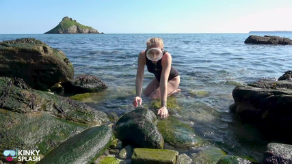 UKCuteGirl: ボールギャグ&浸水ダイブマスク - ウェットスーツ ビーチの楽しみ