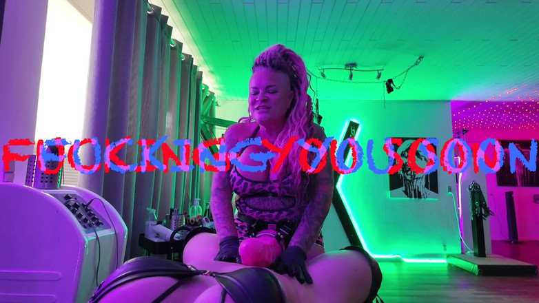Domina Dark: Dominas polla monstruosa la destruye