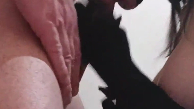 LauraOnHeels: MILF si vezme penis do pusy a udělá pořádný výstřik