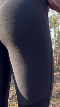 Indosso delle leggings see-through nel parco