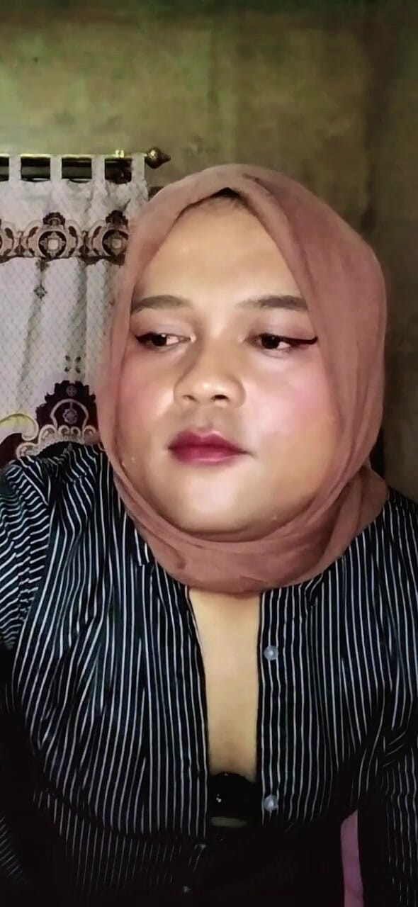 Ivvy Crossdresser: Hidžáb Shemale je nadržená, než půjde do práce