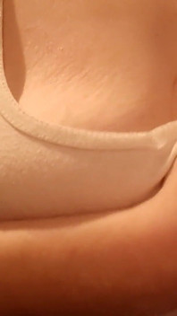 Seins et longues pinces