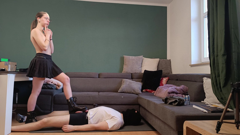 GermanBallsBusted: Topless Ballbusting i stövlar