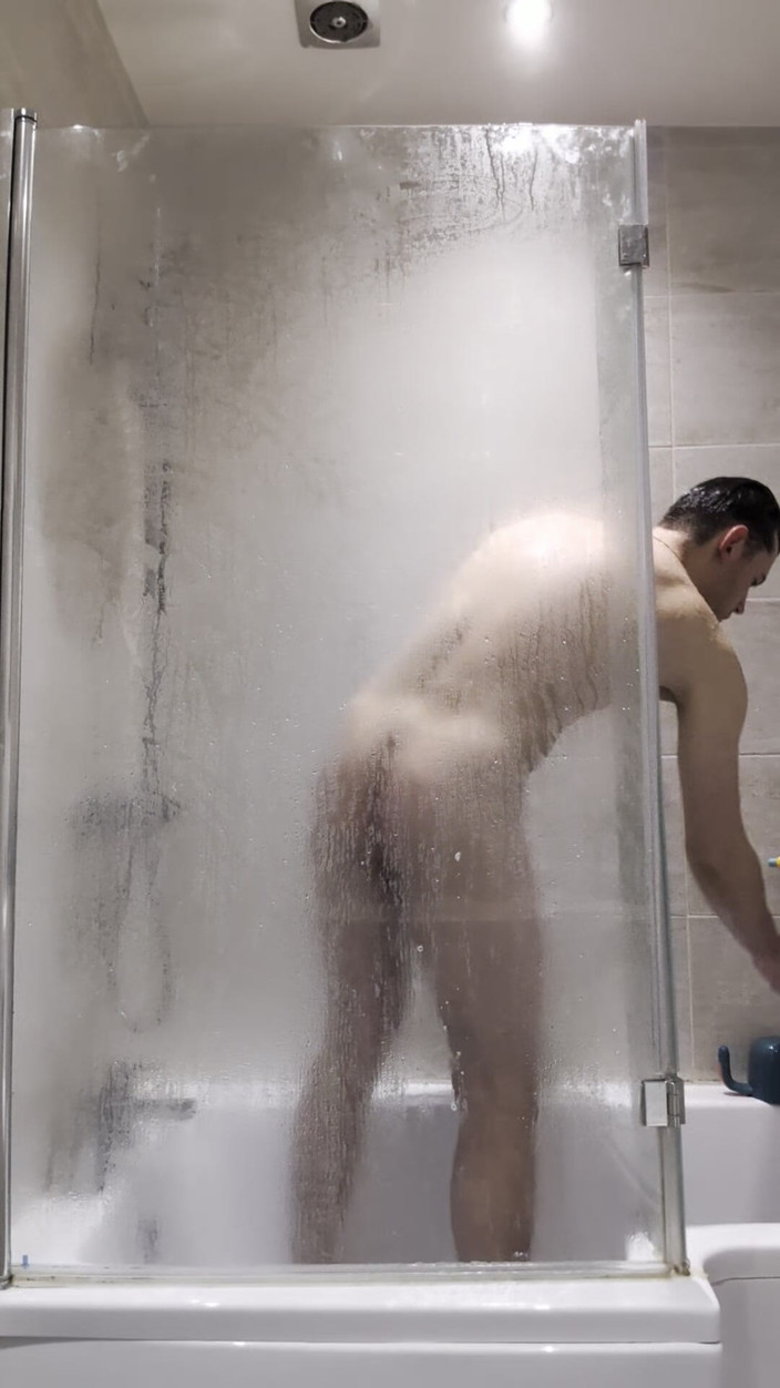 Nathan Forest: Urmărește-mă la duș