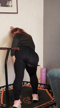 Sexy baculatá macecha v těsných legínách na trampolíně dostane tvrdý penis do pusy a kundičky