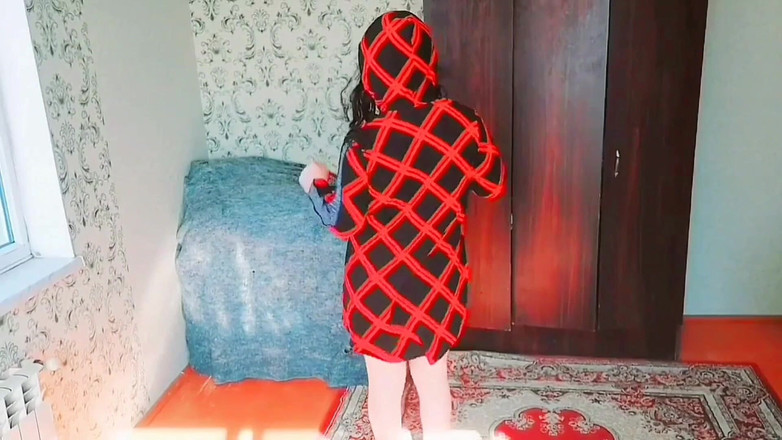 Kitty_Cross: Une superbe beauté trans se brosse les cheveux dans un...