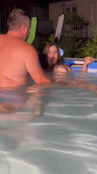 Luca hace que Lexi se corra en la piscina