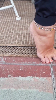 Une femme mature blonde amateur aime l’adoration des pieds