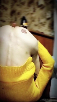 Własnym penisem pieprzyłem się w tyłek i wypełniłem tę dziurę spermą po brzegi
