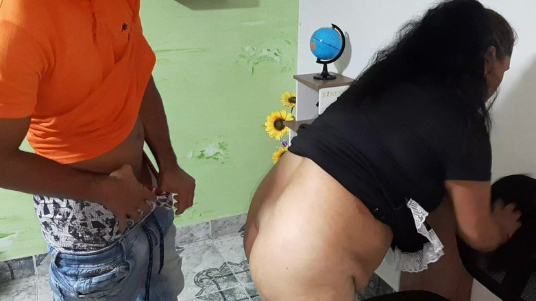 Javi: 我漂浮着清洁女工成熟的阴户