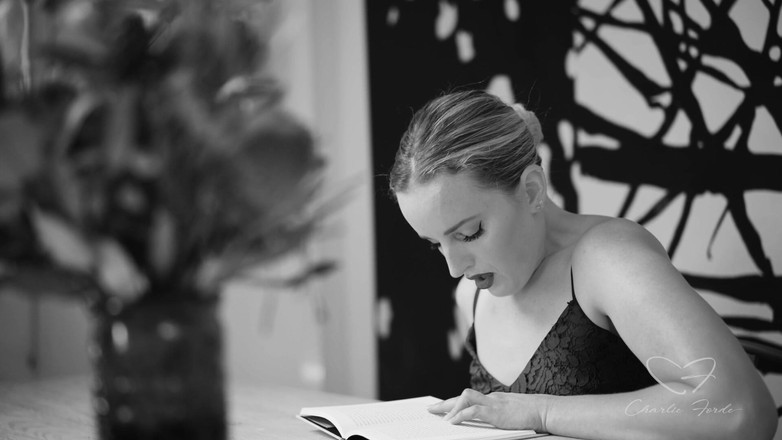 CharlieForde: Charlie Forde, Amber Moore'un rol aldığı Ode to histerik edebiyat