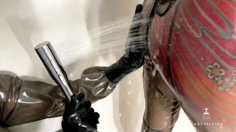 Lady Valeska: Latex shower time.