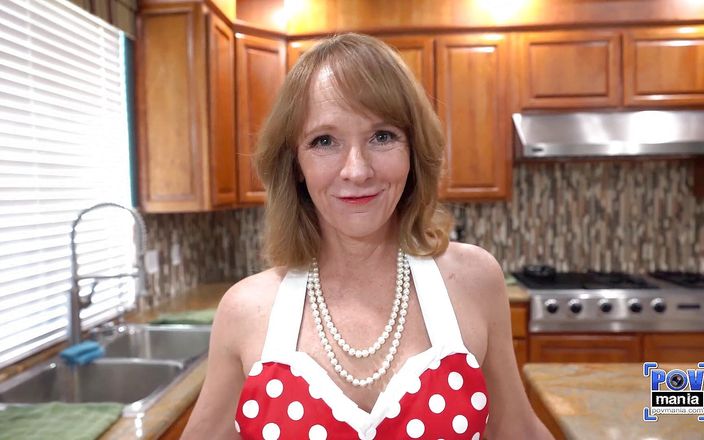 POV Mania: Mamă sexy incitantă Cindi Sinclair în genunchi în bucătărie suge pula! Vedere...