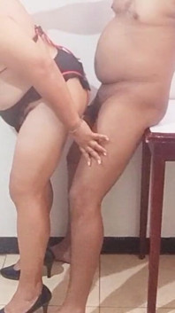 在桌子上操熟女护士