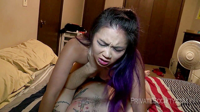 Private Society: Des couilles au fond du cul asiatique