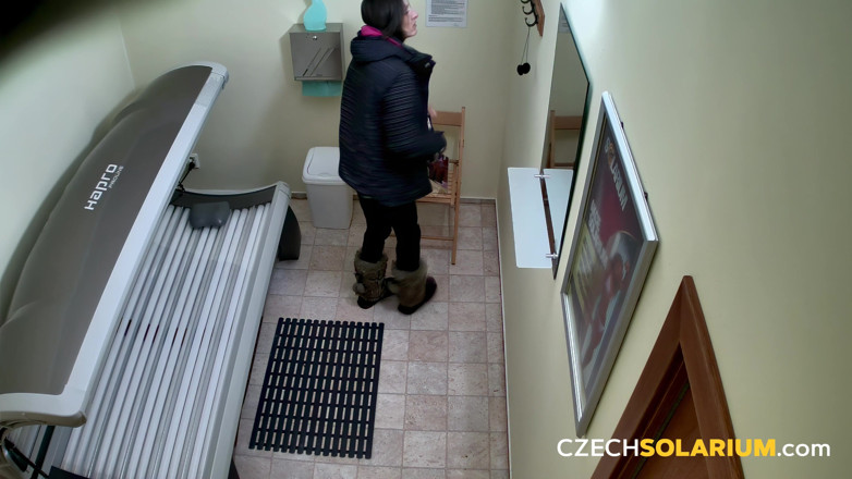 Czech Solarium: Czech Solarium 40: Si rambut coklat berkelip pepeknya dengan senyuman nakal