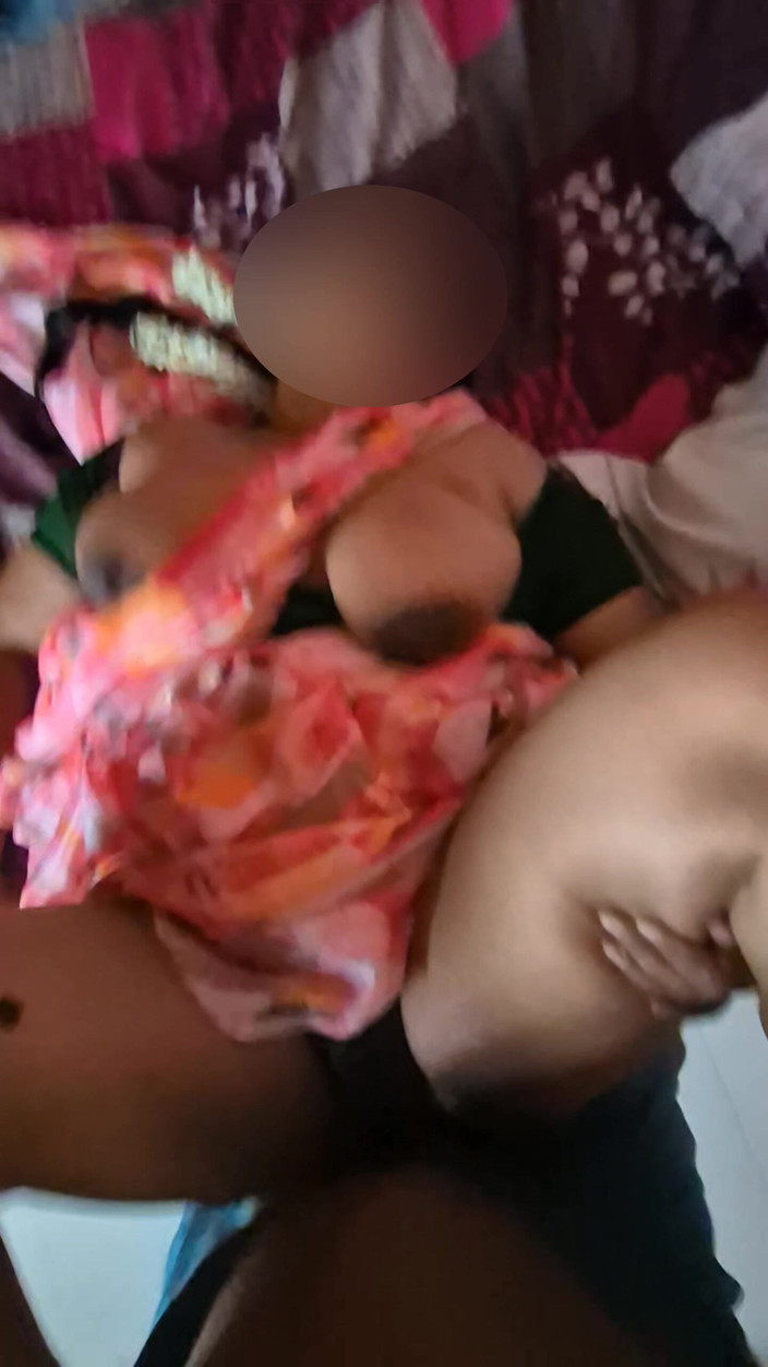 Black & white desicat: Velká šťavnatá prsa Desi tetička Otevřená halenka POV zpomalený sex