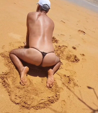 Ladysilvas: Ladysilva molto sexy in mutandine sulla spiaggia Che culo caldo