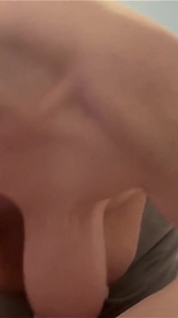 Îmi place să sug pula și să-l las să-și sugă încărcătura sexy în gât!