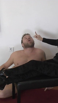 女主人dyanna一边擦鞋一边抽烟