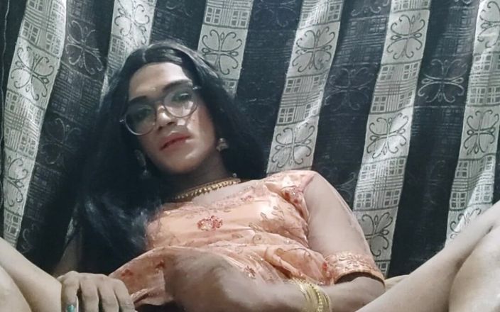 Keerthanakeerthi95: デジインドのニューハーフが伝統的なレハンガでイクと自分の精液を食べる