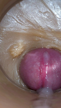 사정을 포착한 깊은 보지 속의 카메라