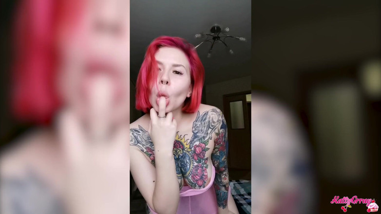 Katty Grray: Tatuada Minx masturba buceta e se fode com vibrador de...