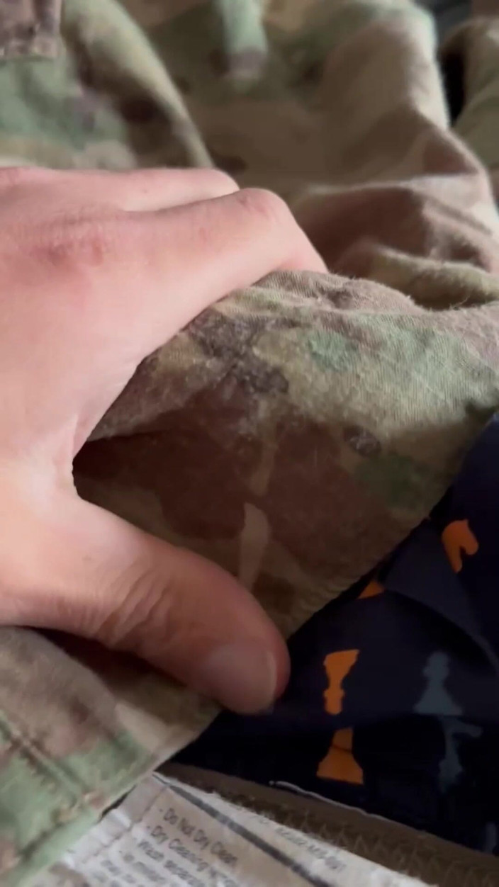 Gay Soldier Stuff: Armádní specialista honí tlustou krémovou nálož po týdnu v poli...