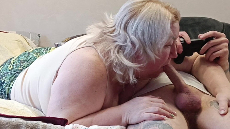 Zona901: Přerušil hru své macechy na konzoli, ošukal ji do pusy...