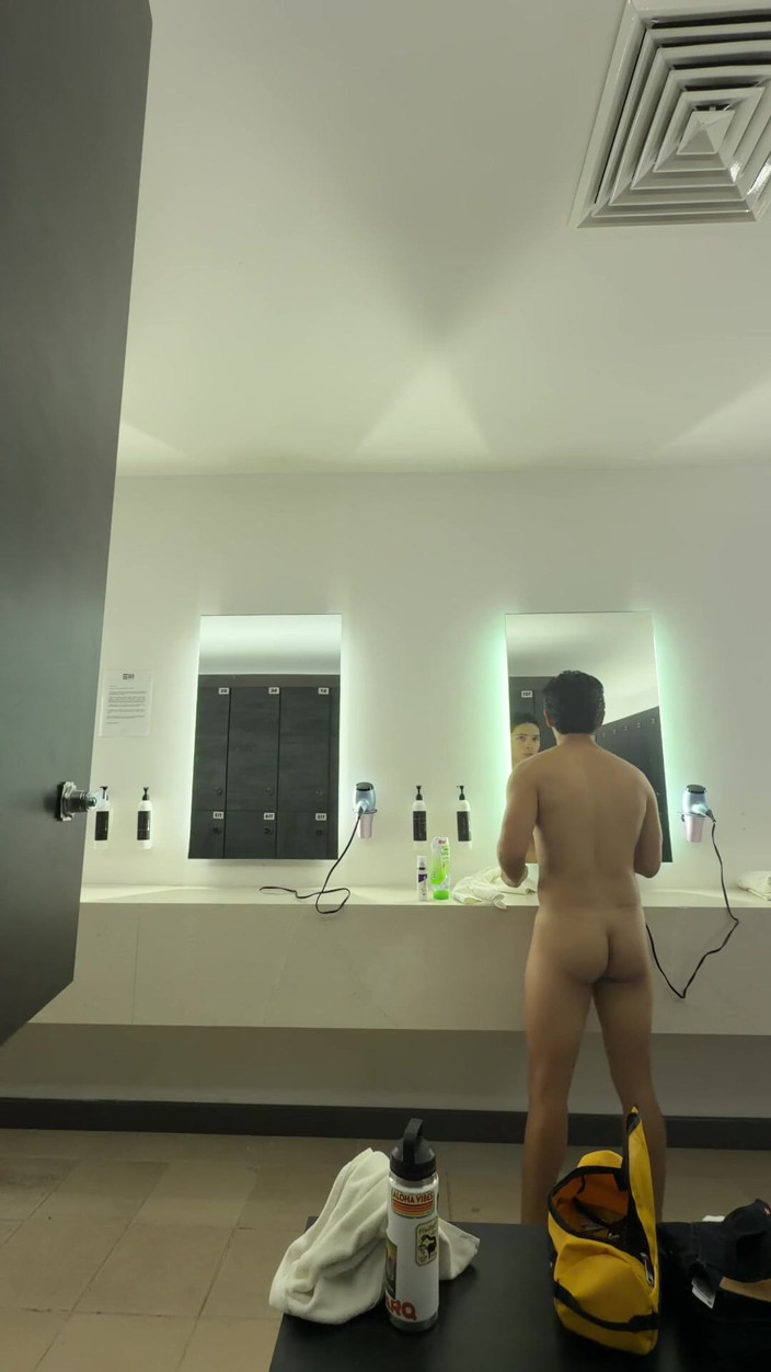 joanraay: Naked in the Locker Rooms of the Gym