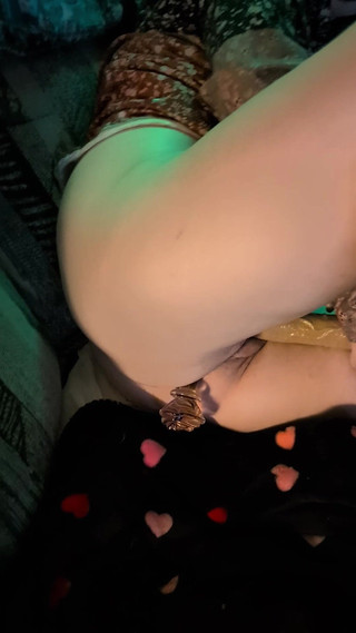 Elaras Pan: Ihr Erster Buttplug Macht Sie Sahne!