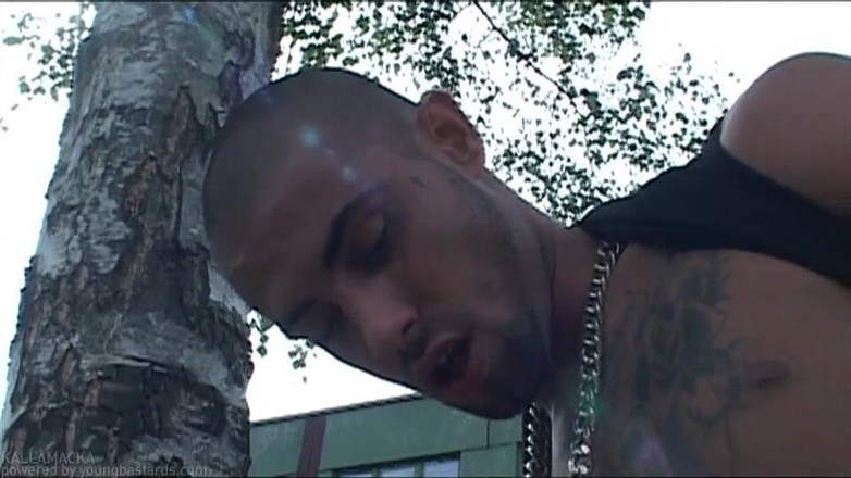 Young Bastards: Băiatul punk are parte de spermă la prânz