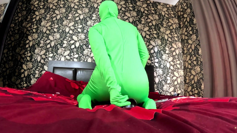 MilfyCalla: Mainan encasement Zentai penuh. Kote hitam besar mengusik dildo, faraj...