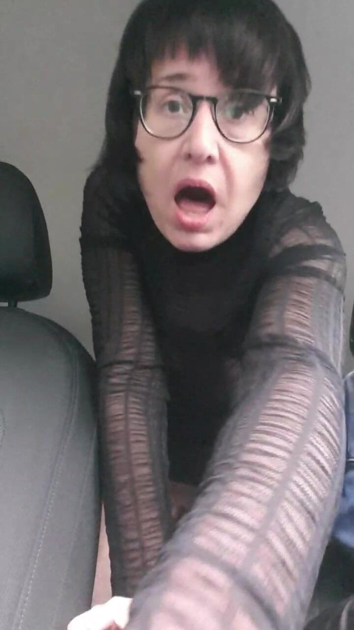 JulieEroticDress: 公共駐車場でのMILFスカート屋外