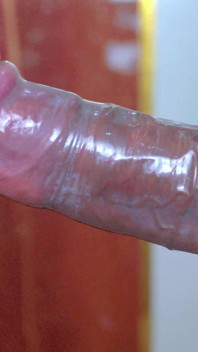Primo piano - Desi Bhabhi Condom pompino! Sborra nel preservativo con le labbra rosse