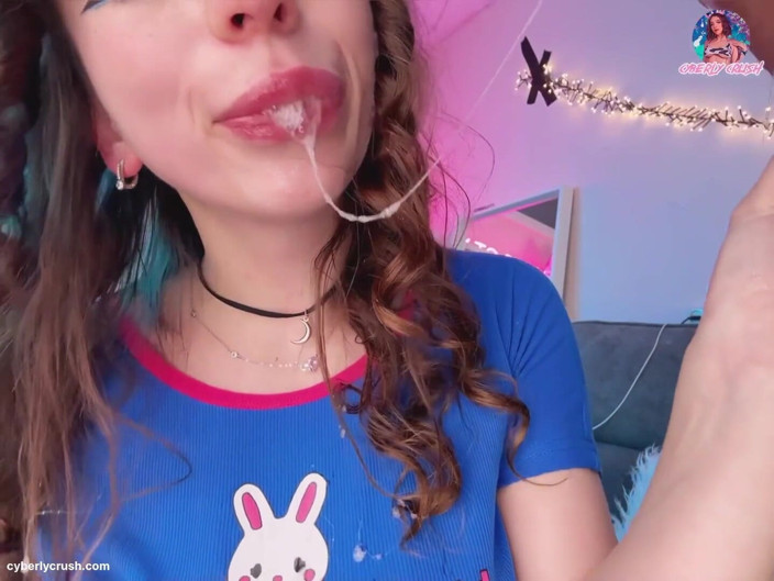 Cyberly crush: Squirting und freches video, das mein mitschüler mir geschickt hat