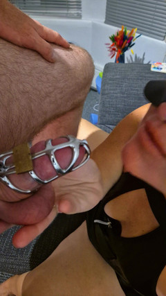 Bound Ember: 贞带的绿帽男被胖美女pawg释放并被取悦