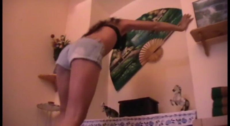 Foot Girls: Pisando no quarto
