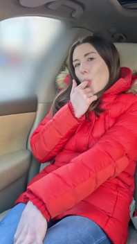 Aleya sun在我的车里放屁并潮吹
