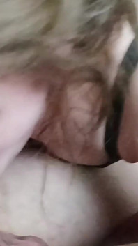 Sexy milf vrouw in gezicht diep in de keel geneukt en creampie