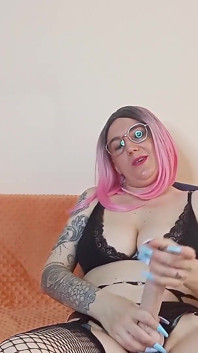 Lady Angela slår för mig långa naglar glasögon rosa läppstift