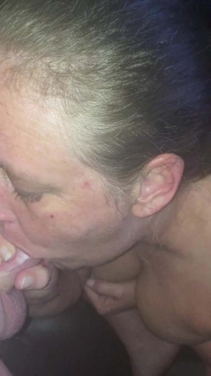 Nickyloves: "cum-brained Bimbo Nie Może Rozpocząć Dnia Bez Napchania Jej Gardła...