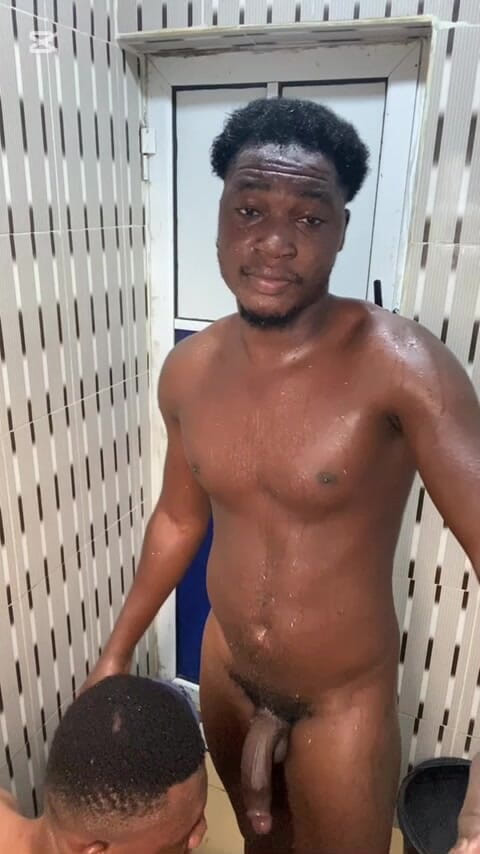 Dverse: Mồ hôi tắm và tình dục