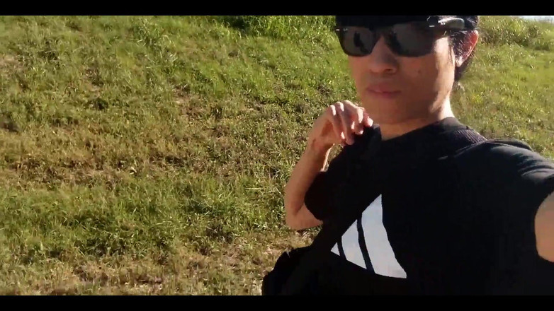 Jon Arteen: फ्रीबॉलिंग ट्विंक अंडरवियर के बिना चलती है, अपने बहुत छोटे शॉर्ट्स से आउटडोर अपने मुलायम लंड को बाहर निकालती है